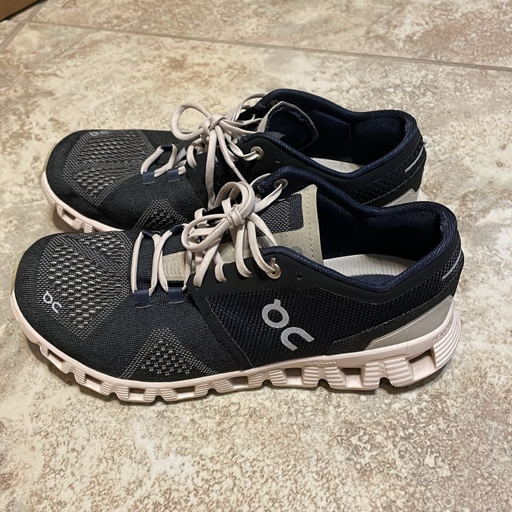 On Cloud running sneakers size 8 women’s